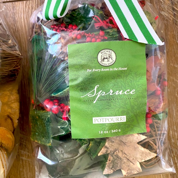 Bundle of Festive Autumn Botanical Pumpkin and Winter Spruce Potpourri Blends - Picture 3 of 4